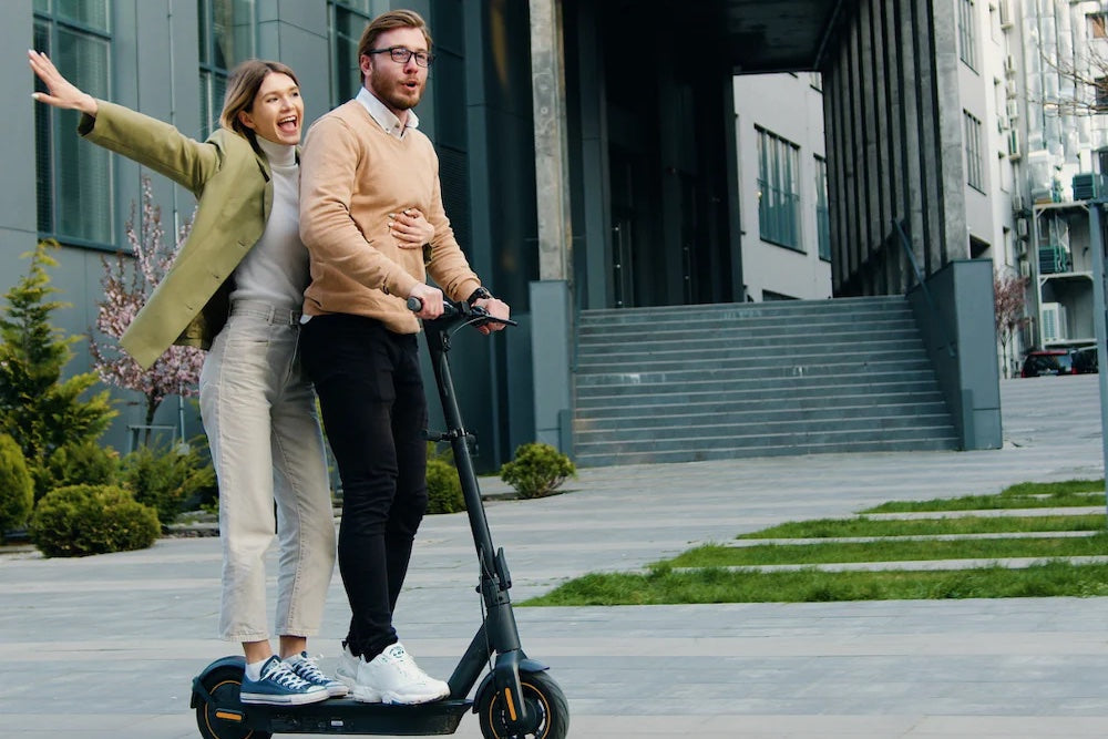 Zu zweit auf dem E-Scooter: Erlaubt oder nicht?