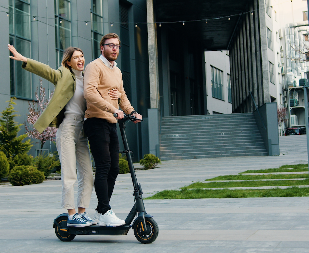 Zu zweit auf dem E-Scooter: Erlaubt oder nicht?